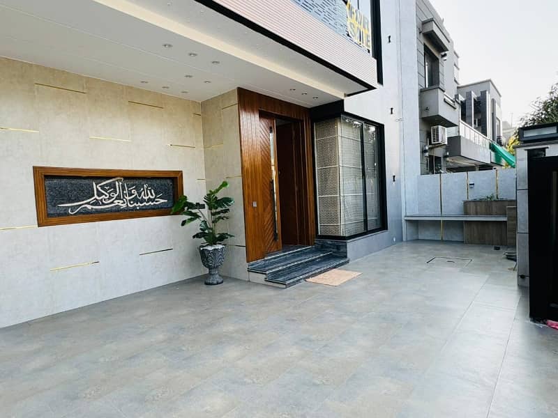 10 MARLA BEAUTIFUL HOUSE FOR SALE IN QUAID BLOCK SECTOR F BAHRIA TOWN LAHORE 32