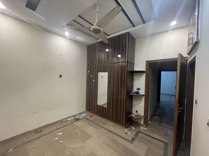 4 marla flat for rent near to emporium mall 2