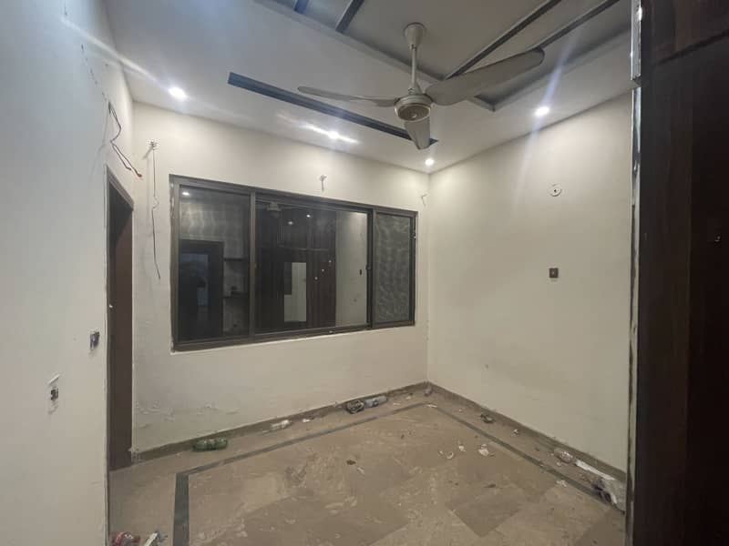 4 marla flat for rent near to emporium mall 3