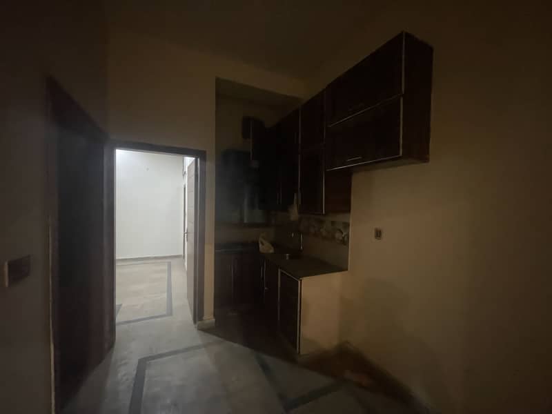 4 marla flat for rent near to emporium mall 6