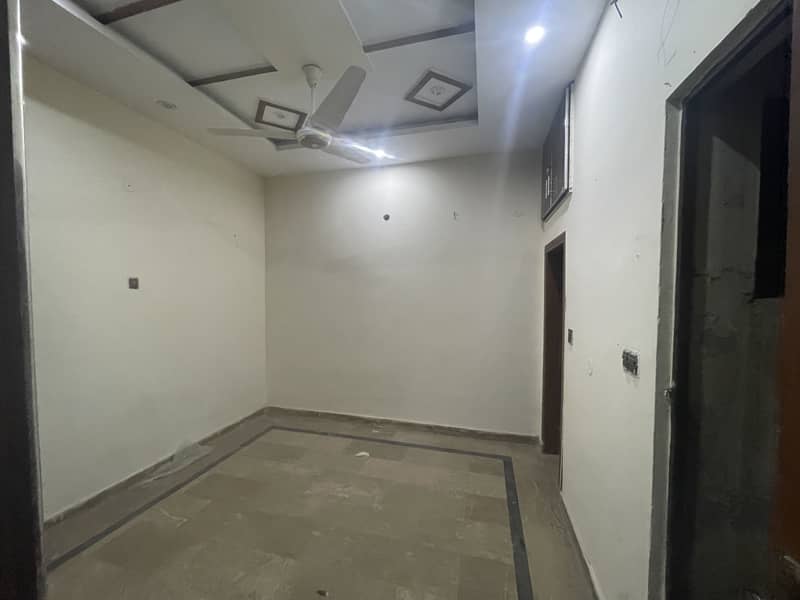 4 marla flat for rent near to emporium mall 12