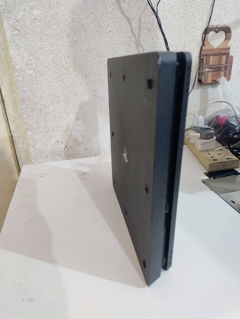 PS 4 Slim 1 TB 4