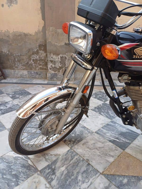 Honda 125 applied for available for sale. condition is superb 7