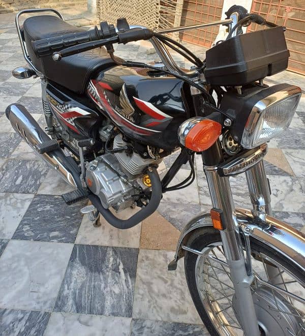 Honda 125 applied for available for sale. condition is superb 10