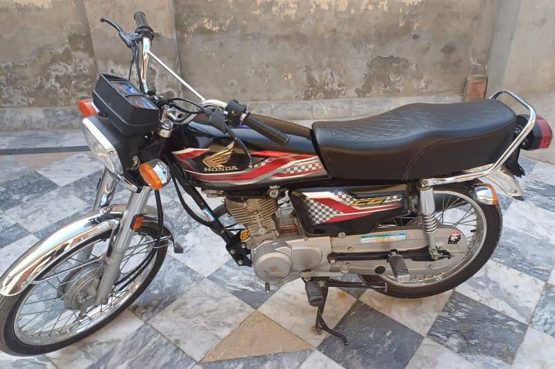 Honda 125 applied for available for sale. condition is superb 11