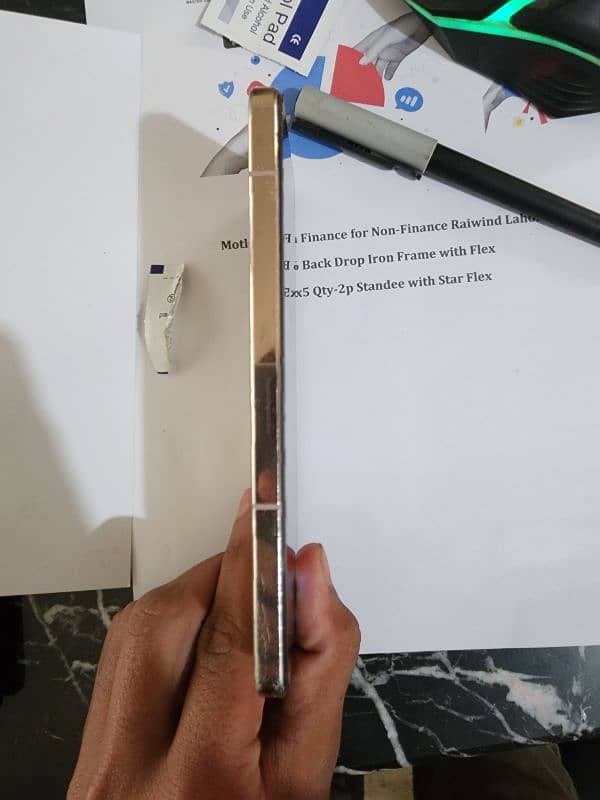 Vivo V23 5g everything is OK but back break ha corner  se with box 3