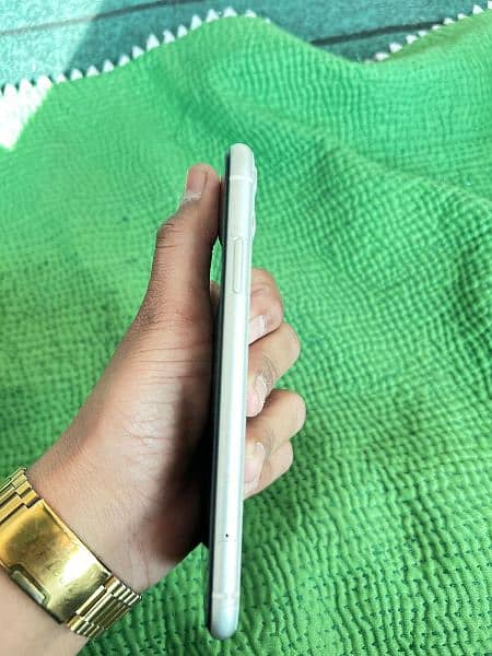 iPhone 11 - Neat condition 9