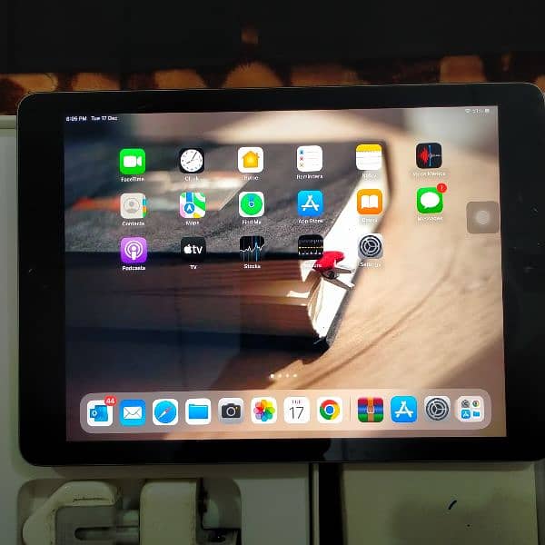 Apple Ipad 5th Generation with Box charger PUBG Running 7