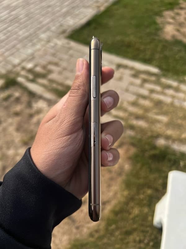 iphone 11 pro (golden colour) 2