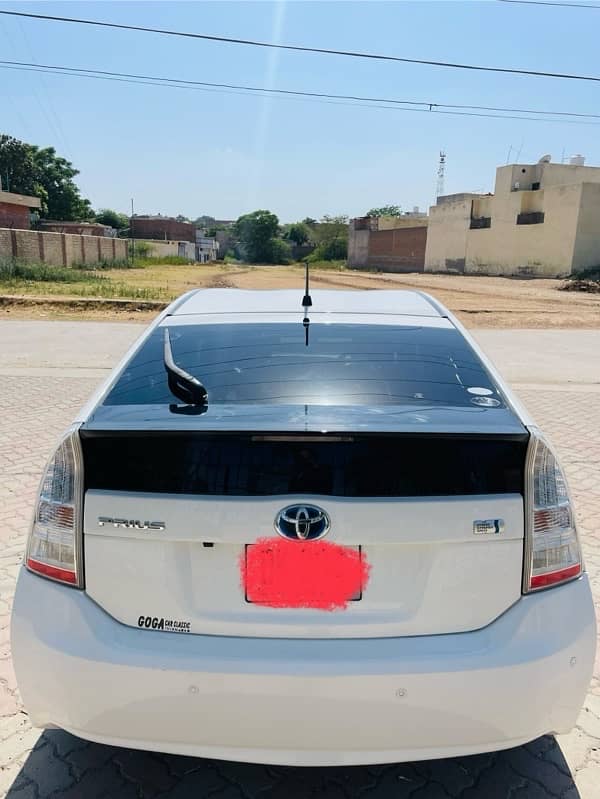 Toyota Prius 2011 1