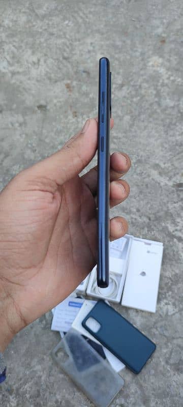 Samsung A51 one hand use 5