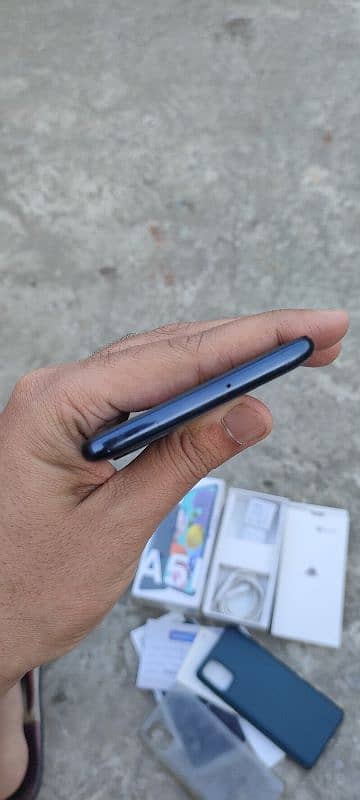 Samsung A51 one hand use 6