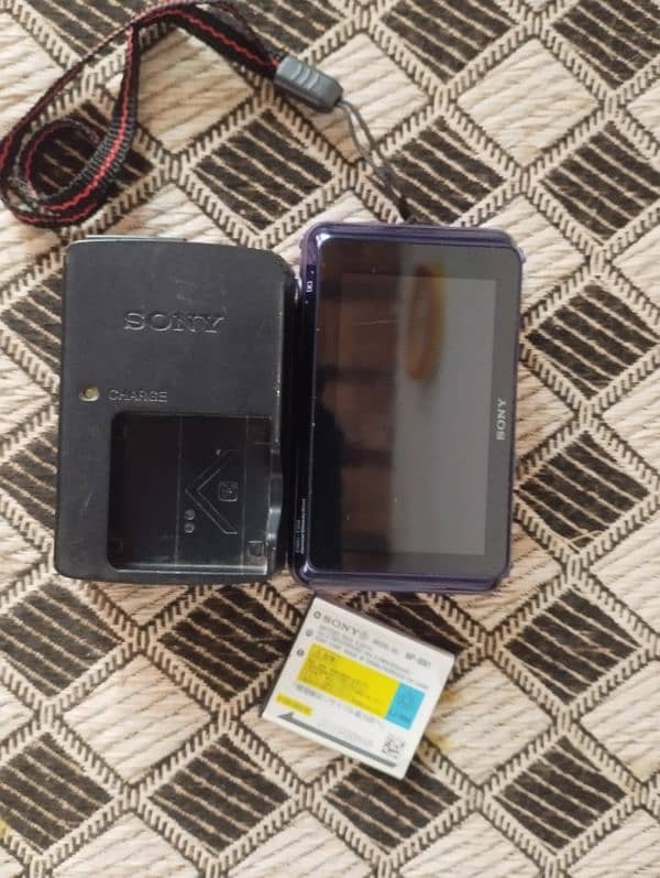 Sony camera 16mp with card and bettry charger 0