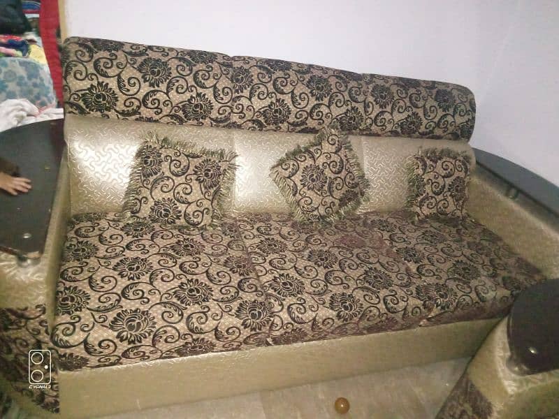 3'2'1 sofa set use in 3years condition is good 0