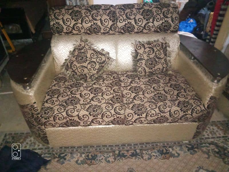 3'2'1 sofa set use in 3years condition is good 1