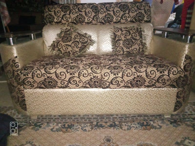 3'2'1 sofa set use in 3years condition is good 6