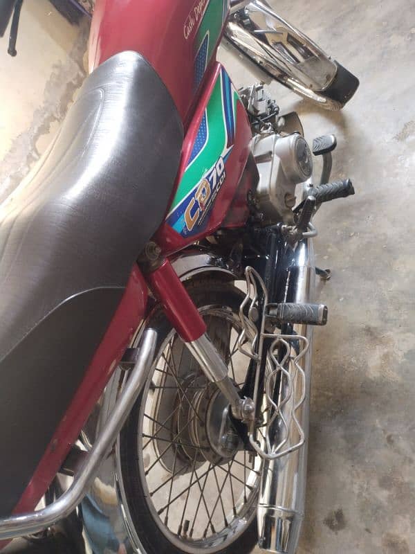 I am selling my Honda CD 70 2018 model 10/10 condition 4