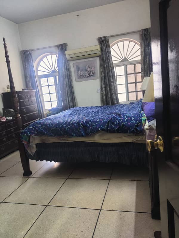 ALLAMA IQBAL TOWN 10 MARLA FURNISHED HOUSE FOR URGENT SALE IN PRIME LOCATION OF ALLAMA IQBAL TOWN 3