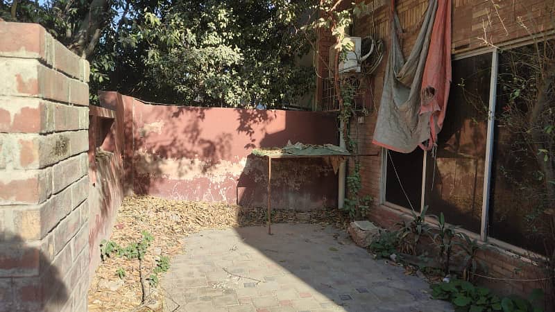 Out Of Market Option - 10 Marla Bungalow On Top Location For Sale In DHA Phase 1 Lahore 3