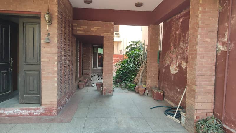 Out Of Market Option - 10 Marla Bungalow On Top Location For Sale In DHA Phase 1 Lahore 4