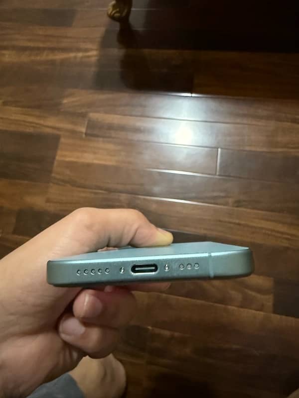 iphone 16 128 Gb TEAL color 5