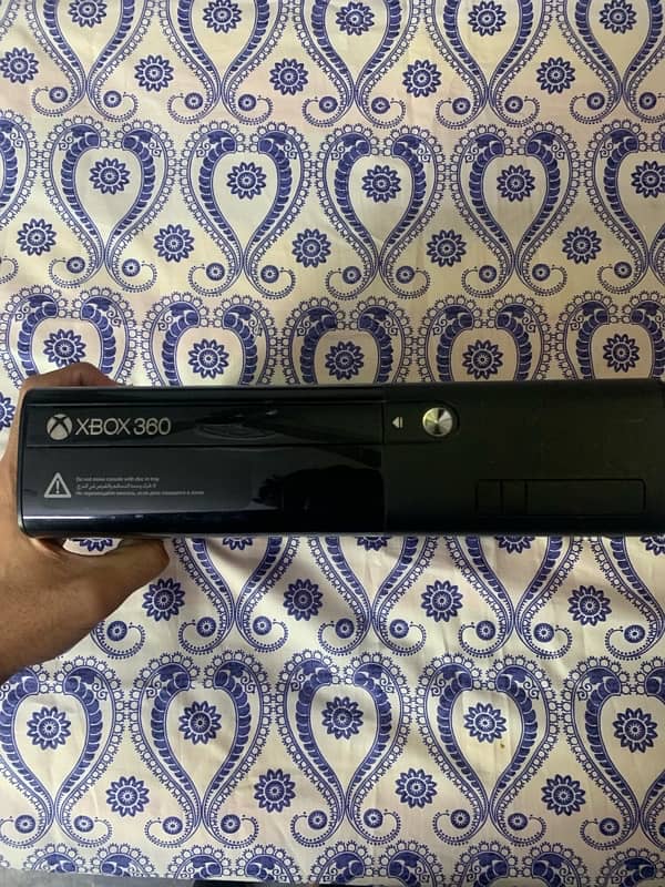 Xbox 360e 4gb COD special edition with 3 controllers 0