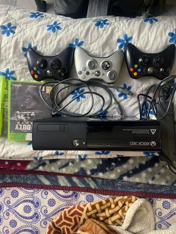 Xbox 360e 4gb COD special edition with 3 controllers 6