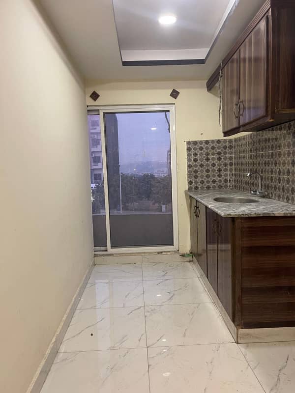 Unfurnished studio apartment available for rent 8