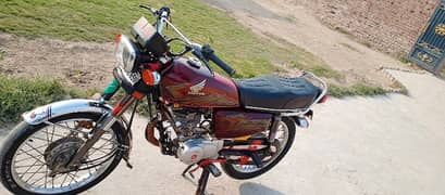 Honda 125 new condition 2021 model panjab number contact 03009272659