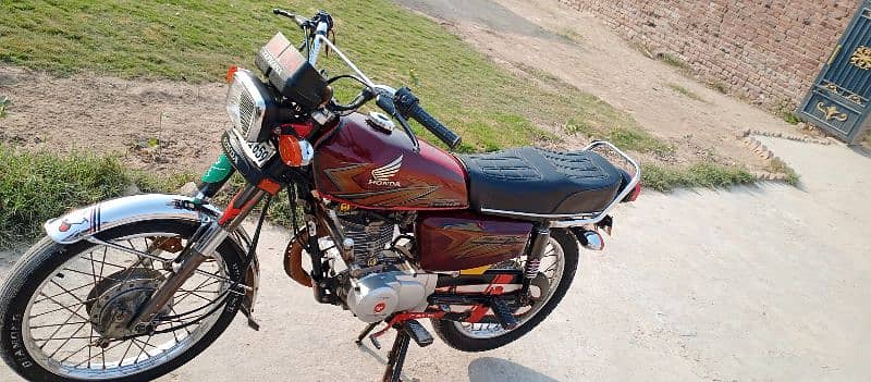 Honda 125 new condition 2021 model panjab number contact 03009272659 0