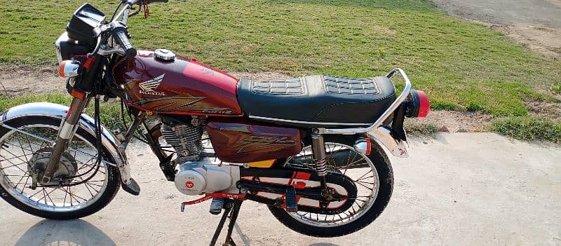 Honda 125 new condition 2021 model panjab number contact 03009272659 1