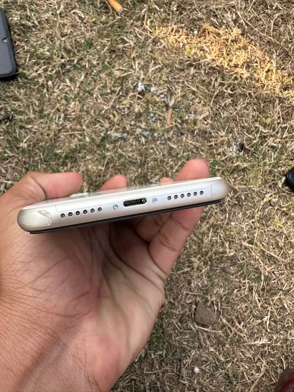 i phone 11  battery health 96 white 10/10 8