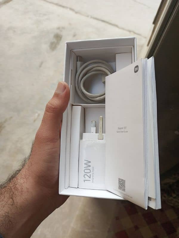 Xiaomi 13T with Original box and charger 1