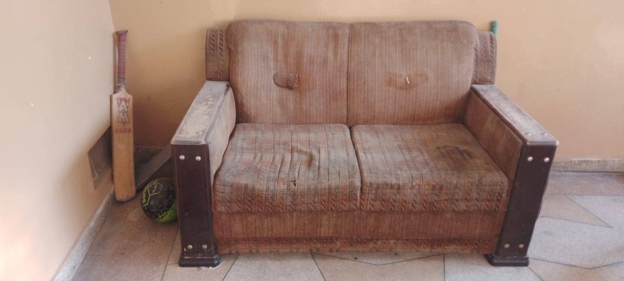 Used Sofa 2 seater in Very Low Price 2