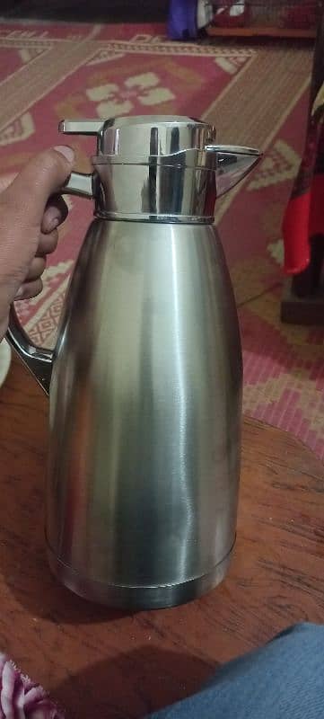 Thermos 2.3 Liter stainless steel Importand hai bahir say aya hai 2