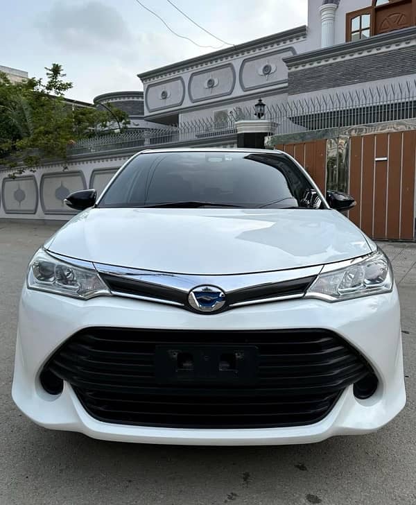 Toyota Corolla Axio Hybrid X 2