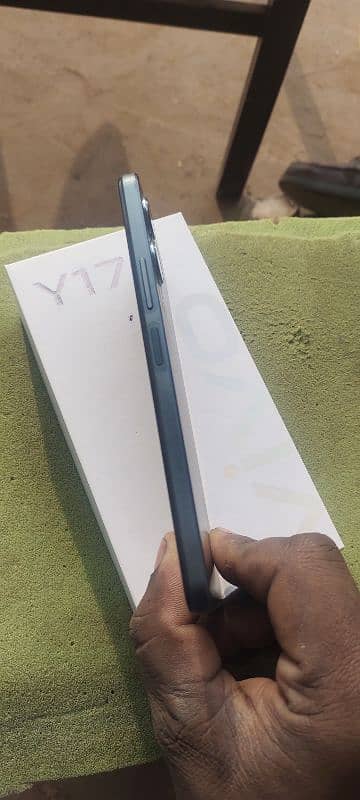 vivo y17s 128gb  on warranty 4