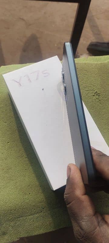 vivo y17s 128gb  on warranty 5