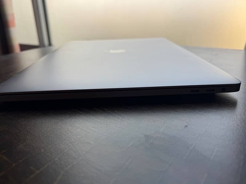 MacBook Pro 2019 i7 16-inch 16GB 512SSD 6