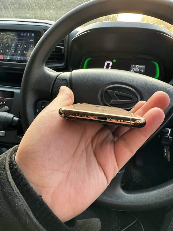 Iphone xs Gold 256 PTA Approved 10/10 condition 2