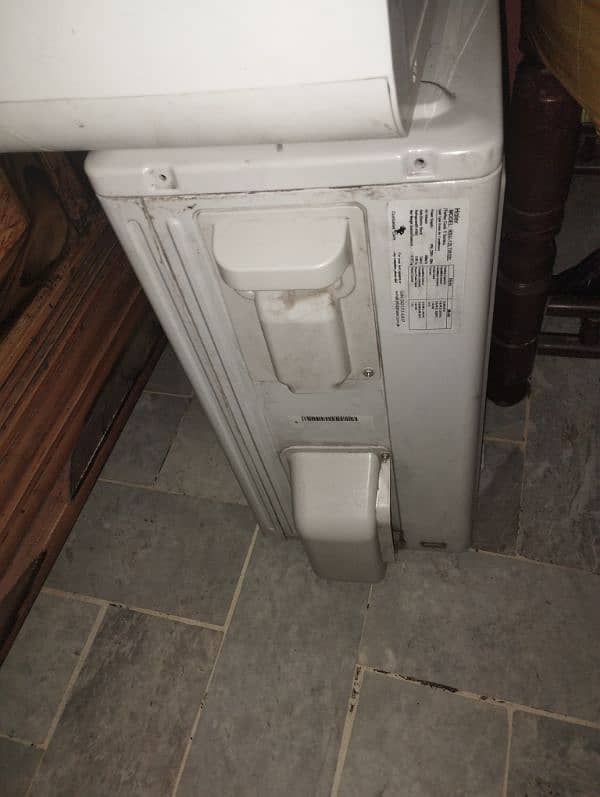 Haier 1 ton 10/10 condition. read full add 1