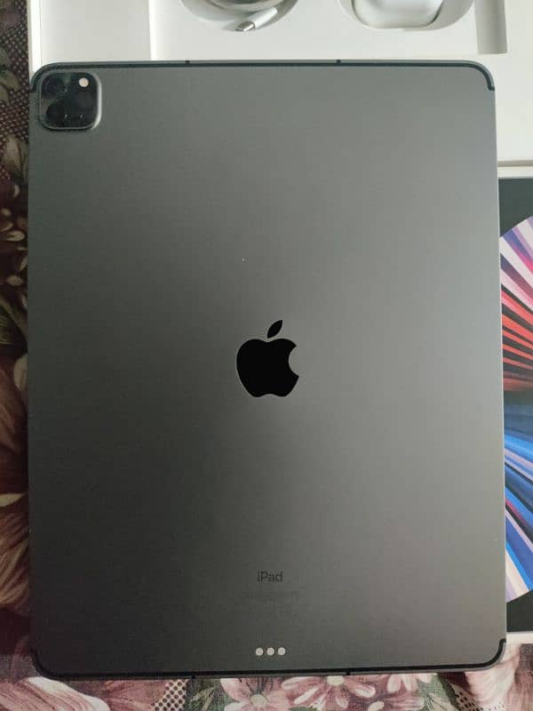 I pad pro 5th generation 12.9inches 512 gb 8