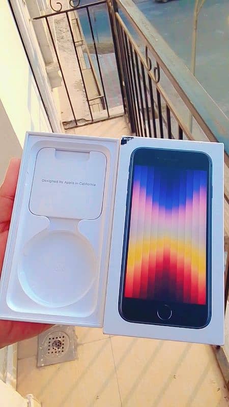 iPhone SE 2022 Jv With Original Box And Cable 1