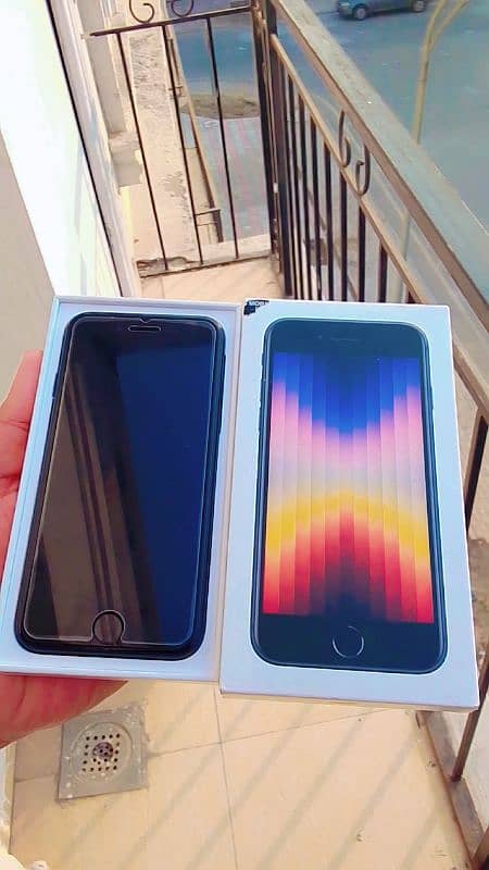 iPhone SE 2022 Jv With Original Box And Cable 2