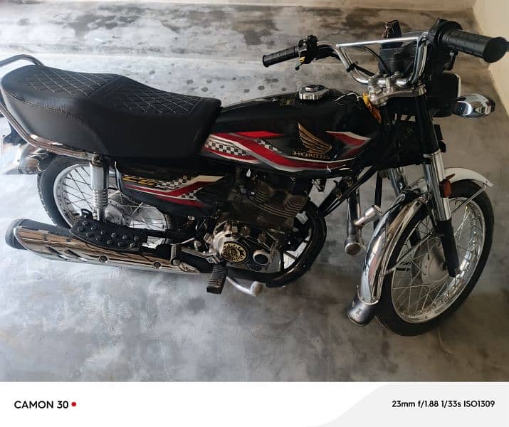 Honda 125cc black color bilkul ok ha jiss NY leni ha wohi Rabta kry 1