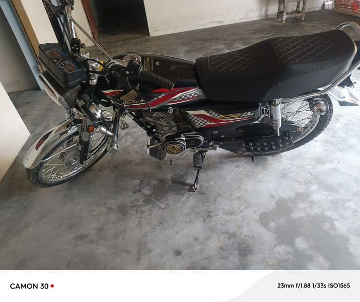 Honda 125cc black color bilkul ok ha jiss NY leni ha wohi Rabta kry 4