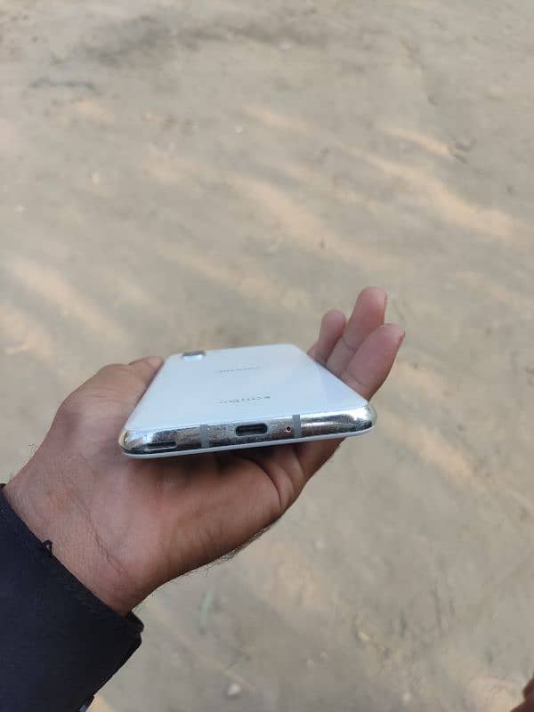 AQUOS R2 non pta 9/10 condition 3