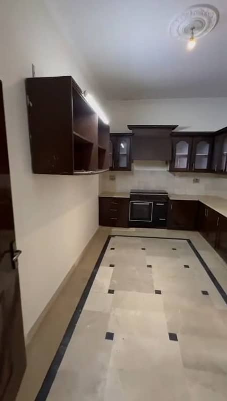 Beautiful Kanal upper portion available on rent 10