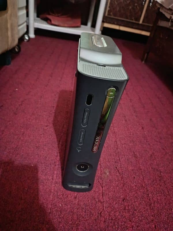 XBOX 360 with 1 wireless and 1 wired controller 0