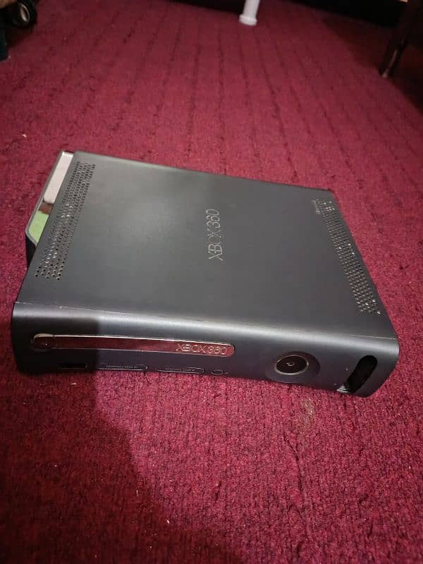 XBOX 360 with 1 wireless and 1 wired controller 1